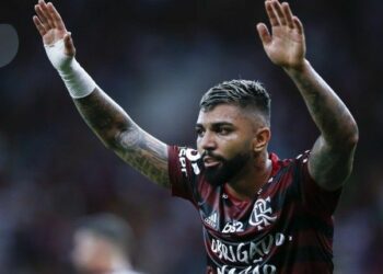 RIO DE JANEIRO, BRAZIL - DECEMBER 05: Gabriel Barbosa of Flamengo celebrates after scoring the third goal of his team during  a match between Flamengo and Avai as part of Brasileirao Series A 2019 at Maracana Stadium on December 05, 2019 in Rio de Janeiro, Brazil. (Photo by Bruna Prado/Getty Images)