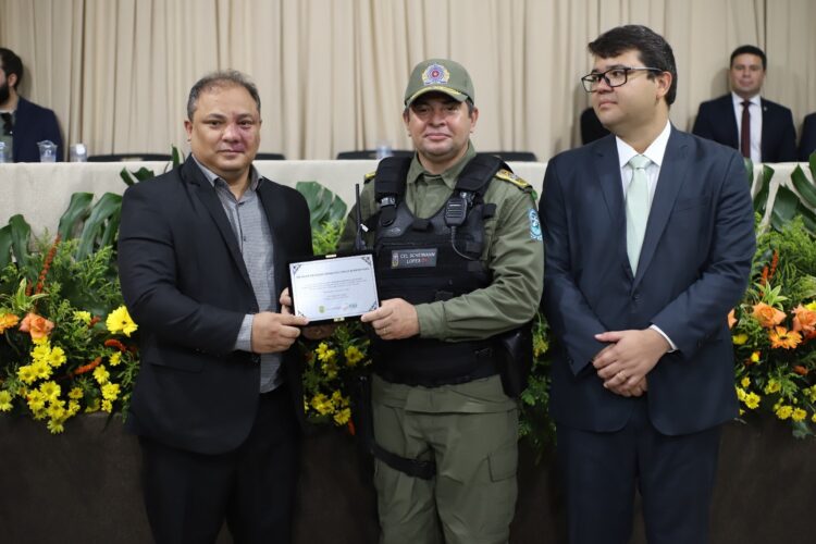 Polícia Civil entrega medalhas e troféus em comemoração ao Dia do Policial Civil