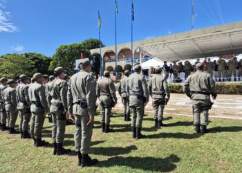 Dia de Tiradentes: PM homenageia policiais e forma turma de oficiais durante solenidade