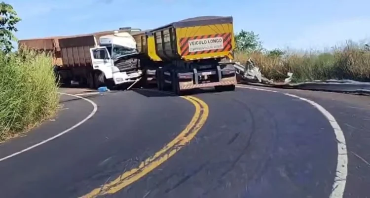 Caminhões colidem em trecho conhecido como 'curva da morte' em estrada no Piauí