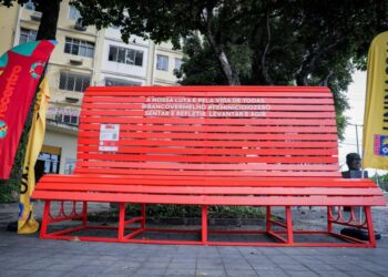 Teresina ganha Banco Vermelho em campanha sobre feminicídio e violência contra a mulher