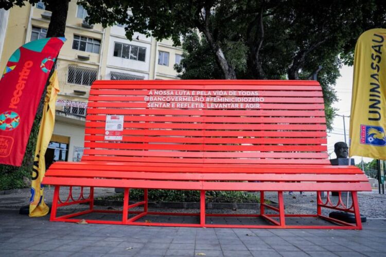 Teresina ganha Banco Vermelho em campanha sobre feminicídio e violência contra a mulher