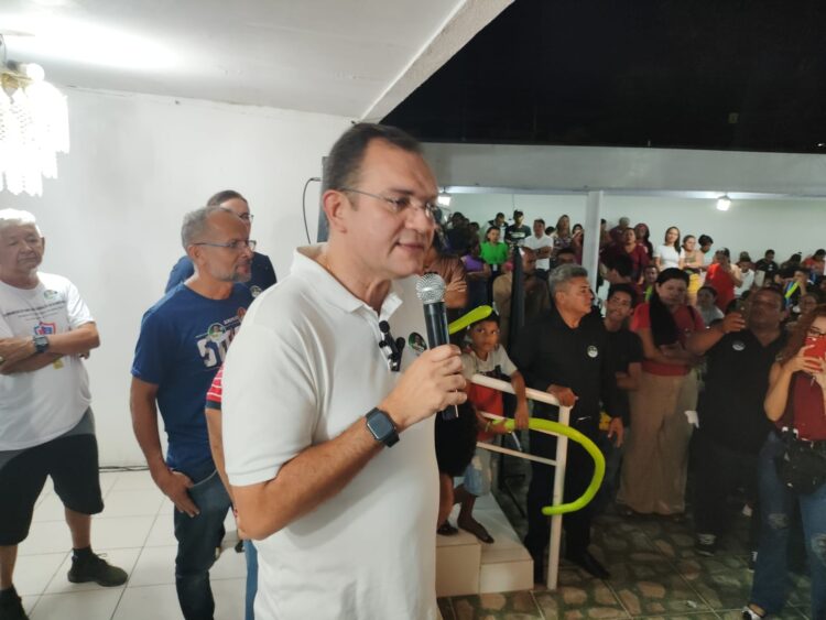 Reunião no bairro Vila Bandeirantes recebe pré-candidatos Vinício Ferreira e Fábio Novo