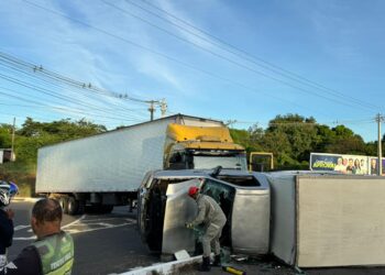 Carreta tomba na BR 343 na cidade de Piripiri