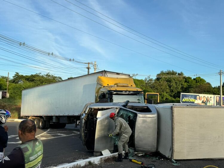 Carreta tomba na BR 343 na cidade de Piripiri