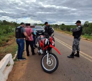 Dupla é presa com motocicleta roubada durante blitz em Campo Maior