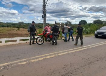 Dupla é presa com motocicleta roubada durante blitz em Campo Maior