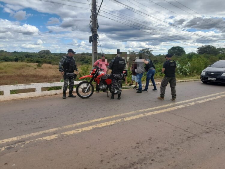 Dupla é presa com motocicleta roubada durante blitz em Campo Maior