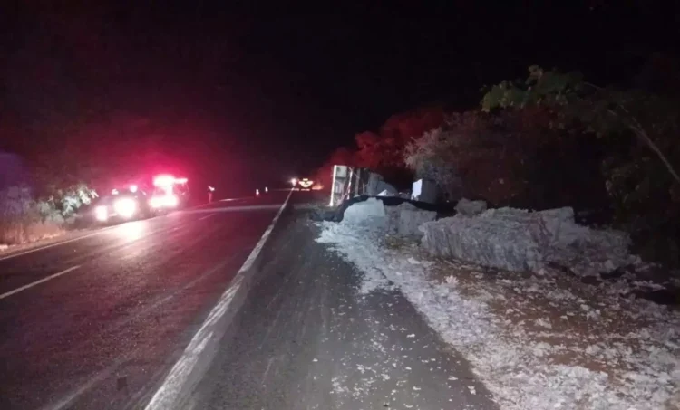 Caminhão tomba e deixa motorista ferido em acostamento da BR-316 no Piauí