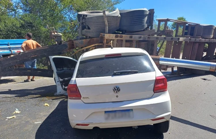 Carreta carregada com soja tomba e atinge carro no Piauí; condutor fica ferido