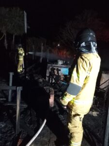 Bombeiros combatem incêndio na Praia de Barra Grande