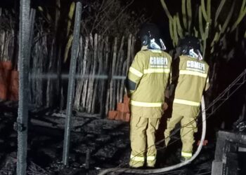 Bombeiros combatem incêndio na Praia de Barra Grande