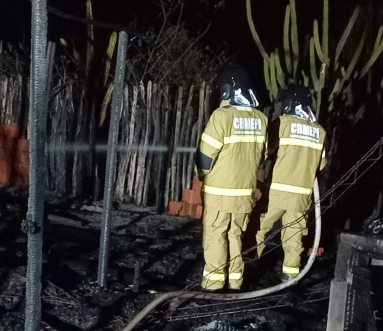 Bombeiros combatem incêndio na Praia de Barra Grande