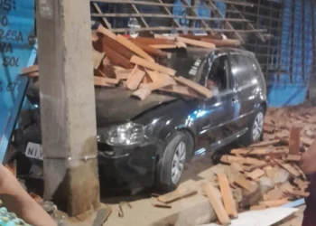 Carro invade calçada e destrói fachada de comércio ao perder controle em Teresina