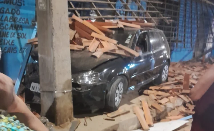 Carro invade calçada e destrói fachada de comércio ao perder controle em Teresina