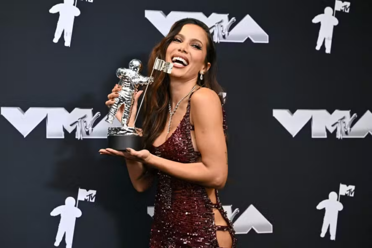 Anitta vence prêmio de melhor artista latina no VMA