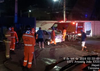 Bombeiros resgatam homem preso nas ferragens após colisão na Avenida João XXIII em Teresina