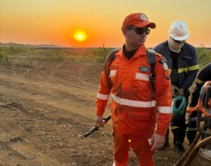 Corpo de Bombeiros realiza operação de combate a incêndio florestal na cidade de Ribeiro Gonçalves