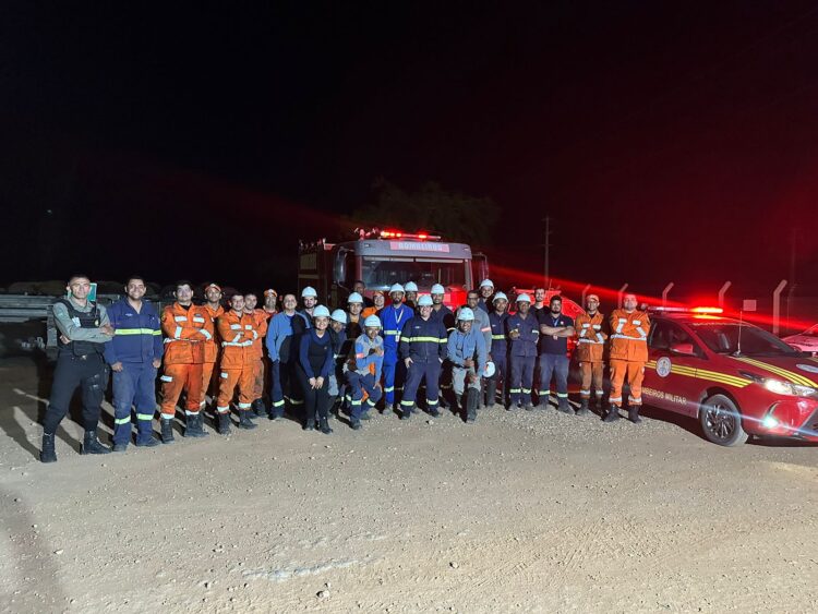 Corpo de Bombeiros realiza operação de combate a incêndio florestal na cidade de Ribeiro Gonçalves