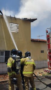 Corpo de Bombeiros combate incêndio em residência na zona sul de Teresina