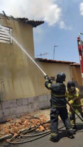 Corpo de Bombeiros combate incêndio em residência na zona sul de Teresina