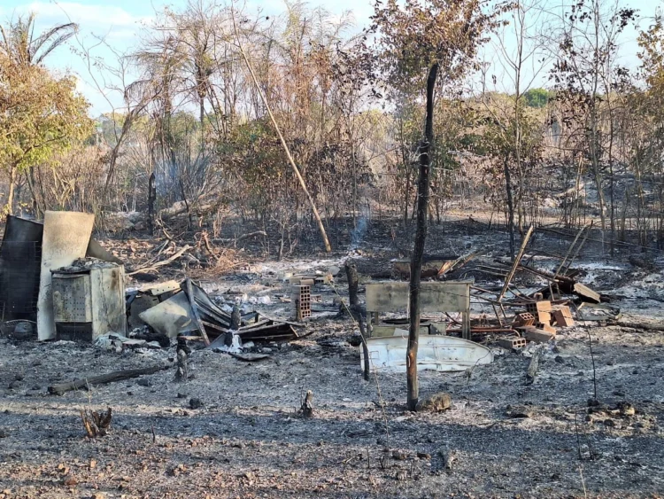 Forte incêndio destrói três casas e deixa rastro de perdas em Lagoa do Piauí