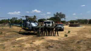 Helicóptero da Polícia Militar reforça combate a incêndio florestal em Canto do Buriti