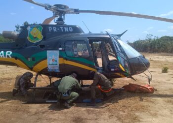 Helicóptero da Polícia Militar reforça combate a incêndio florestal em Canto do Buriti