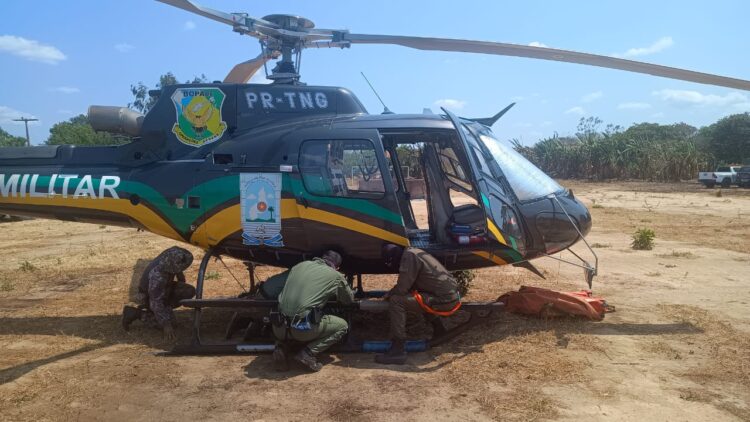 Helicóptero da Polícia Militar reforça combate a incêndio florestal em Canto do Buriti