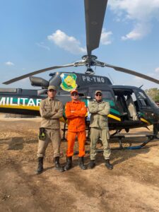 Bombeiros militares combatem incêndio florestal no município de Canto do Buriti