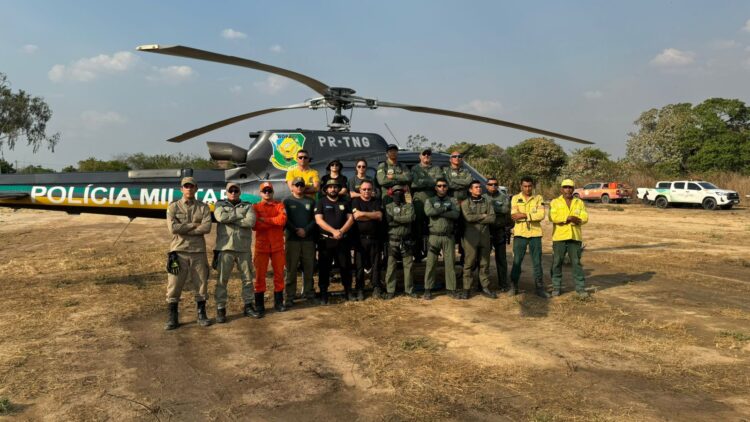 Bombeiros militares combatem incêndio florestal no município de Canto do Buriti