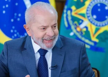 Presidente Lula cancela viagem internacional após cair e bater a cabeça