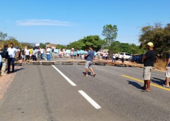 Moradores interditam BR-135 em protesto após morte de duas crianças