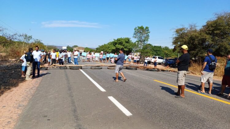 Moradores interditam BR-135 em protesto após morte de duas crianças