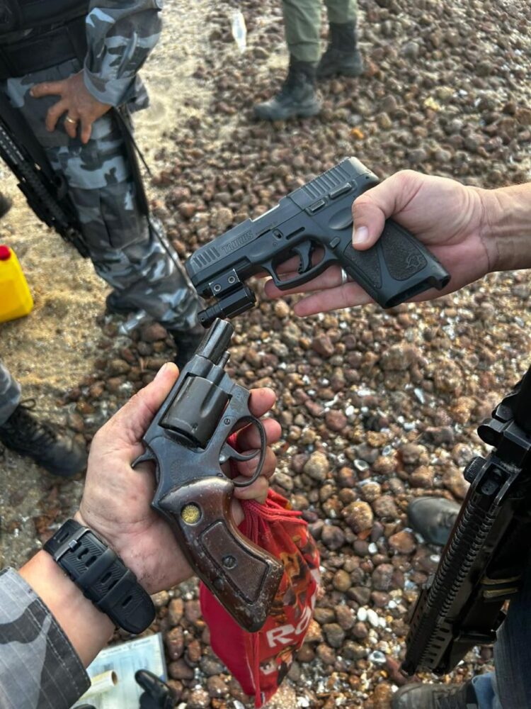 PM prende suspeitos de envolvimento com facções e apreende armas, drogas, dinheiro e coquetéis molotov em Cajueiro da Praia