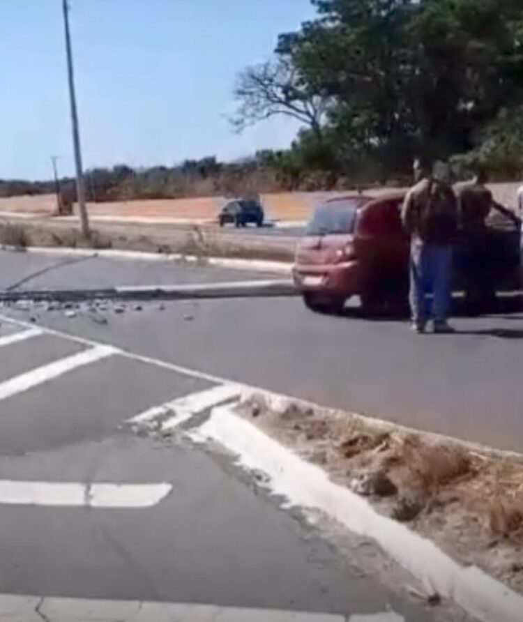 Mulher perde controle de carro e bate em poste na BR-316 em Teresina