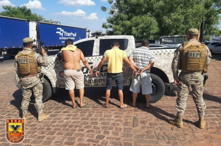 Suspeitos de aplicar golpes bancários são presos com cartões e maquinetas no Piauí