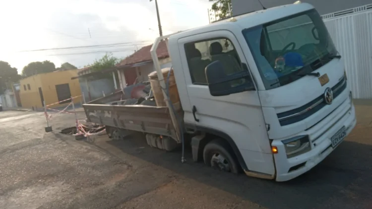 Veículo da Águas de Teresina afunda durante manutenção no Monte Castelo